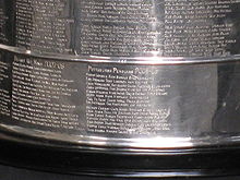 Photographie rapprochée de la Coupe Stanley avec le nom des Penguins.