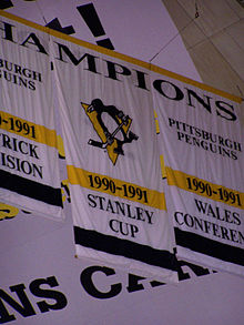 Photo des bannières de champion 1991 des Penguins de Pittsburgh.