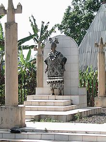 Statue d'un chef coutumier à Bana