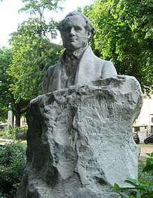 Statue de Horace Wells, place des États-Unis à Paris, avec l'inscription en bas : « Au dentiste américain Horace Wellsnovateur de l'anesthésie chirugicale1844-1848 »