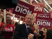 Photographie de Stéphane Dion, entouré de militants brandissant des pancartes rouges portant son nom, au congrès d'investiture du Parti libéral du Canada de 2006