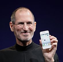 Steve Jobs présentant l'iPhone 4 en blanc, lors du Discours d'ouverture (Keynote) de sa Présentation du 7 juin 2010.