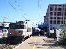 La gare avec un TER Marseille-Lyon à quai