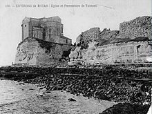 Photographie en noir et blanc du promontoire de Talmont surmontée de son église et entouré de remparts