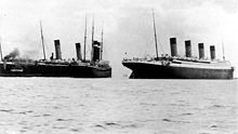 le New York, à gauche dont la proue se rapproche sensiblement du Titanic, à droite, s'éloigne de son quai.
