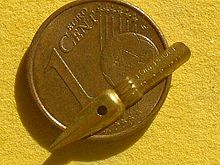 Plume posée sur une monnaie d'un centime d'euro