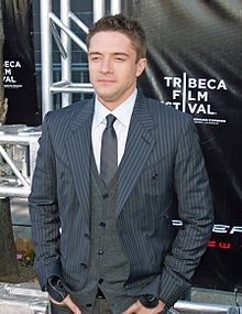 Accéder aux informations sur cette image nommée Topher Grace by David Shankbone.jpg.