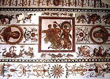 Mosaïque d’Acholla montrant dans un médaillon Dionysos sur un char et dans deux médaillons circulaires deux représentations des saisons.