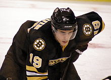 Photo de Tyler Seguin portant le troisième maillot des Bruins.