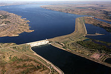 Photographie aérienne du barrage de Big Bend, de son réservoir et du Missouri.