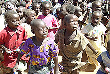 Enfants acholis dans un camp de déplacés internes à Kitgum