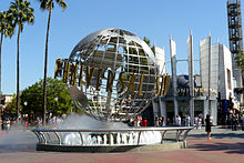 Photographie d'une fontaine des studios Universal, où apparaît le globe du logo de la société de production