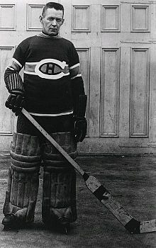 Photo de Georges Vézina dans la tenue des Canadiens de Montréal.