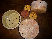  Vieux moules (faisselles) en terre cuite fabriqués à Saint-Jean-du-Bruel pour du fromage de brebis : Pérail de ferme et Roquefort.