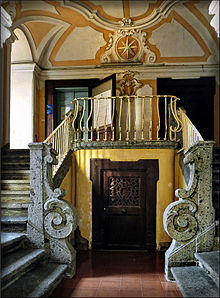 Image de l'escalier en piperno de la villa Meola à Portici