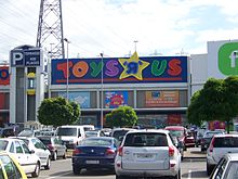Vue du magasin Toys’r’Us du centre commercial Villebon 2 depuis le parking.