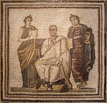 Portrait de Virgile, tenant un rouleau de parchemin montrant un vers de l’Enéide, avec les deux muses Clio et Melpomène à ses côtés.