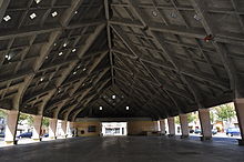 Photographie des Halles et de leur toiture, prise du dessous.