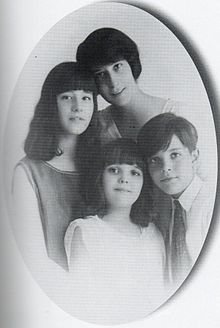 Emmanuelle avec sa mère, la princesse Vittoria Ruspoli,et son frères, Richard et Yolande Beatrix, en 1922.