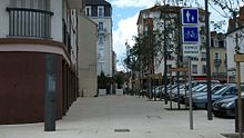 Espace partagé de la nouvelle place Louis-Lasteyras à Vichy signalée par des panneaux
