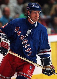 Photo couleur de Wayne Gretzky sous les couleurs des Rangers de New York.