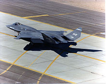 Photographie d’un YF-23 en phase de décollage (vue de dessus).