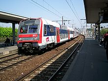 Z 5654 à Villeneuve-Saint-Georges : il s'agit de l'une des rames des Ardoines prêtées au RER D.