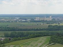 Photographie des bâtiments de la zone industrielle de Vitry-Marolles et des champs alentours.