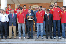 L'équipe d'Espagne posant avec José Luis Zapatero qui tient le trophée.