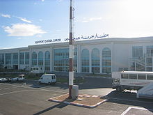 Aérogare de l’aéroport de Djerba avec sa façade vitrée.