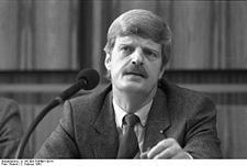 Bundesarchiv B 145 Bild-F064991-0014, Bonn, SPD-Pressekonferenz, Manfred Lahnstein.jpg