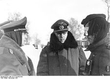 Richard Ruoff (à gauche): General der Infanterie et Hans Röttiger (au centre): Generalmajor sur le front russe parlant avec un soldat blessé