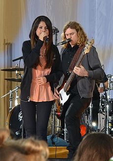 Selena Gomez & The Scene sur scène le 21 Juin 2011 en interprétant son tube Love You Like A Love Song.