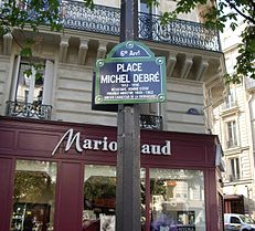 Place Michel-Debré, Paris 6.jpg