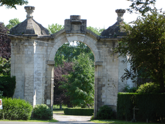 La porte haute de l'abbaye de Dommartin.