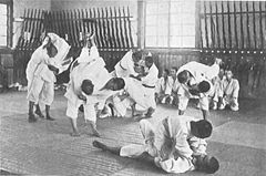 Entrainement de Ju-Jitsu dans une école d’agriculture, au Japon vers 1920