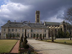 La cathédrale Saint-Étienne, le musée de l’Évêché et le jardin de l’Évêché