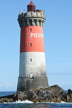 Le phare des Pierres Noires par beau temps, vu du Nord