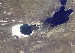 Vue satellite du lac Assal (à gauche) séparé du Ghoubbet-el-Kharab (à droite) par l'Ardoukôba.