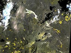 Vue satellite du Mousa Alli (en bas) et des cônes pyroclastiques et de leurs coulées de lave associées du Gufa (tâches jaunes).