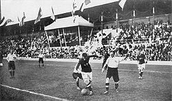 Nils Middelboe dribblant deux adversaires en finale des Jeux olympiques d'été de 1912.