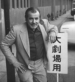 René Arrieu à Osaka (Japon) en mai 1976 lors d'une tournée de la Comédie-Française