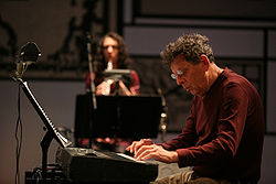 Philip Glass jouant Book of Longing en septembre 2009