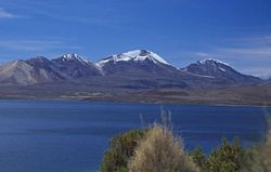 L'Acotango au centre encadré par le Humarata à gauche et le Cerro Capurata à droite.