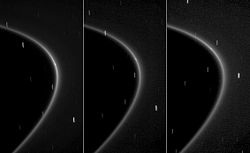 Trois images de l'Anneau G contenant Égéon, prises à 10 minutes d'intervalle par la sonde Cassini.