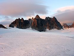 Les aiguilles Dorées depuis le glacier du Trient. Au centre, la tête Biselx (3 509 m) et, tout à droite, l'aiguille de la Varappe (3 519 m)