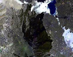 Image satellite du champ de lave de l'Alayta avec le volcan en lui-même en bas à gauche.