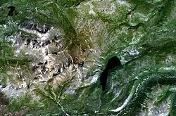 Image satellite du complexe volcanique d'Alligator Lake visible dans le centre de l'image (tâches brunes) non loin du lac Alligator.
