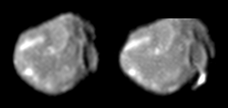 Amalthée, photographié par la sonde Galileo en août 1999 (à gauche) et en novembre 1999 (à droite).