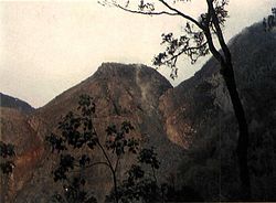 Vue de l'Anak Ranakah en 1988, le dôme de lave actif du Ranakah.